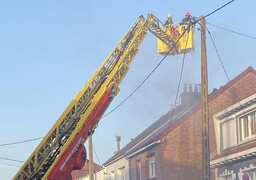 Calais : spectaculaire incendie rue Rembrandt, la toiture d'une maison entièrement embrasée