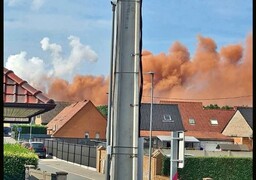 Un impressionnant panache de fumée rousse aperçu dans le Dunkerquois !