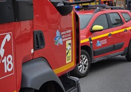 Coquelles : un poids lourd se couche sur un rond-point, une fuite de carburant complique l’intervention