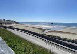 Le Portel : une trentaine de plaques d’hydrocarbure découvertes sur la plage, l’accès interdit