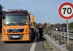 Saint-Martin-Boulogne : une voiture percute un engin de chantier sur la RN42