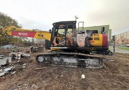 Une pelleteuse volontairement incendiée sur un chantier : cinq salariés au chômage technique, l'entreprise lance un appel à témoins