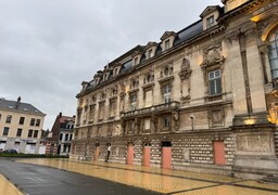 Acte II contre la vie chère : les accès latéraux du Grand Théâtre de Calais barricadés, un spectacle annulé.