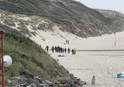 Hardelot : une centaine de migrants sur la plage ce samedi matin, un taxi-boat prend le large