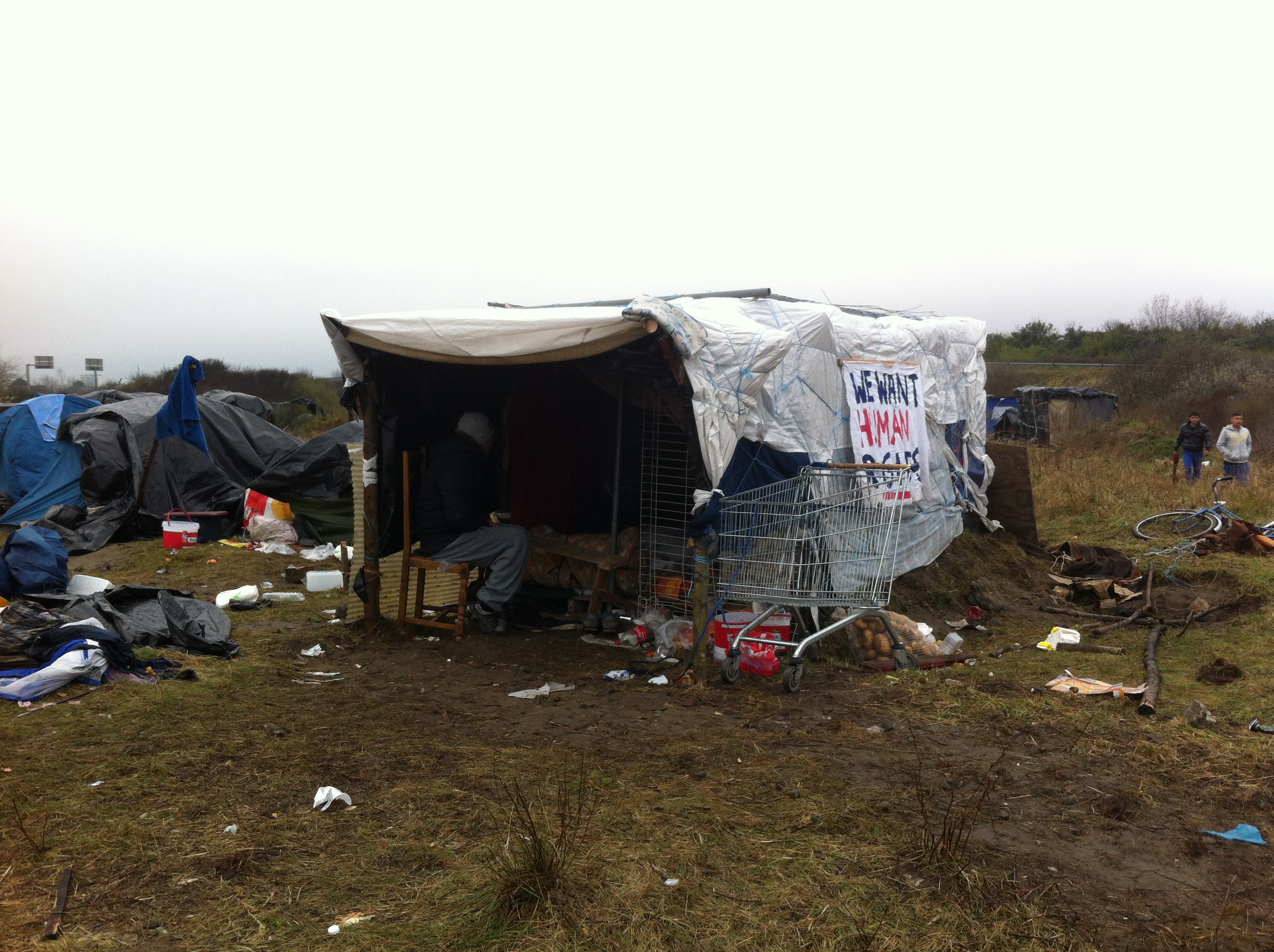 A Calais les associations qui viennent en aide aux migrants dénoncent la création d'un "bidonville d'Etat"