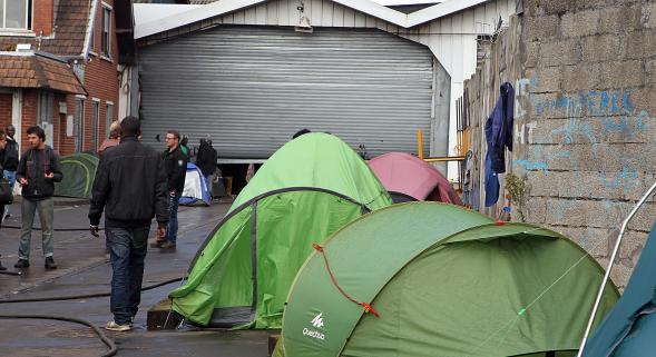 Calais: immersion au squat Vandamme